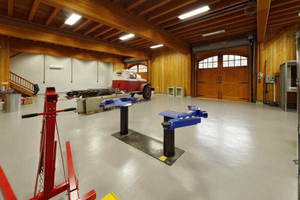 Timberframe Barn Hydraulic Lifts